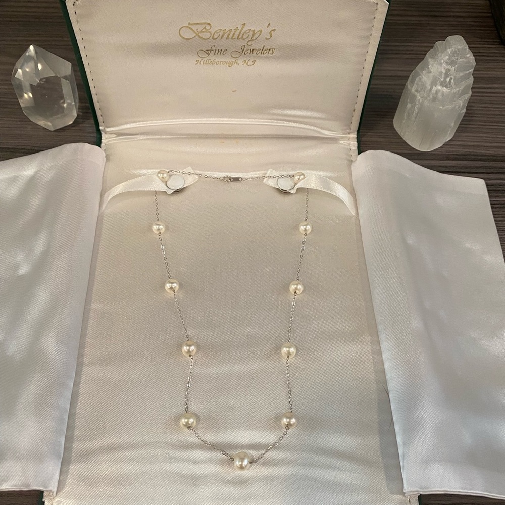 White gold and pearl necklace Bentley’s fine jewelry